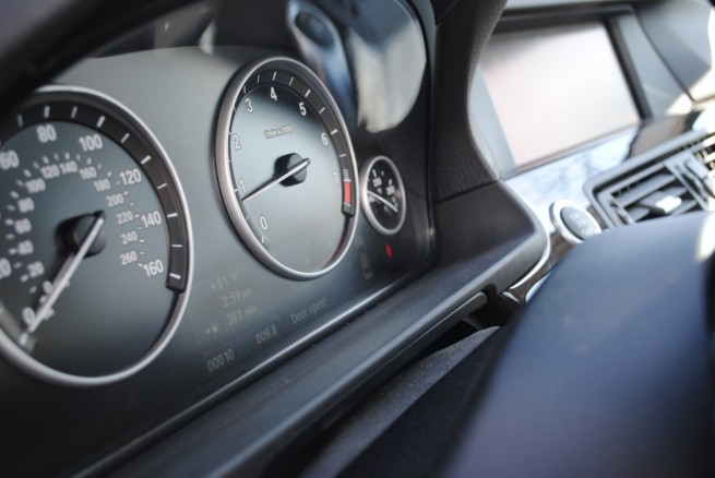 2011-bmw-535i-interior-22