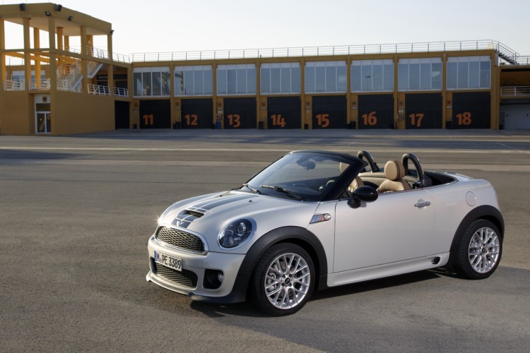 MINI Roadster – race car feeling meets top-down driving excitement