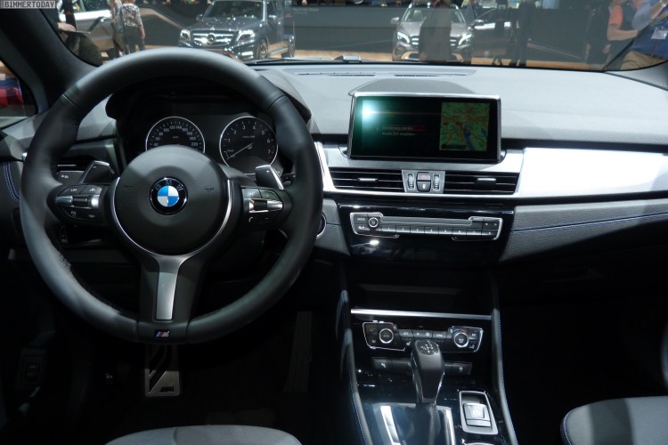 BMW-2er-Gran-Tourer-F46-2015-220i-M-Paket-Estoril-Blau-Interieur-Genf-Autosalon-Live-05