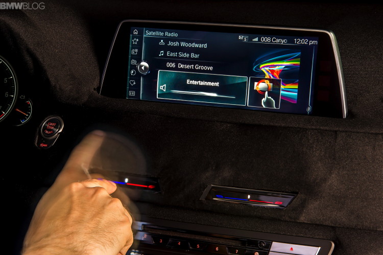 2016-bmw-7-series-hand-gestures-images-03 Gesture Control volume