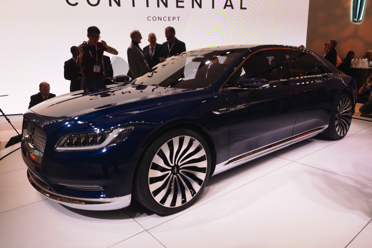2015 NYIAS: The new Lincoln Continental turns heads in New York