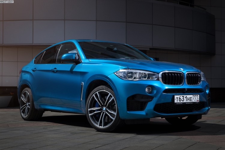 Video: 800 HP BMW X6 M drag races 840 HP Porsche Cayenne