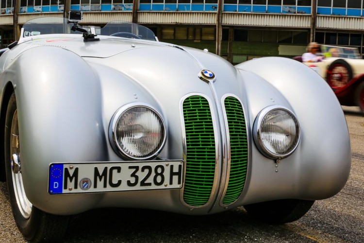 BMW 328 winner of Mille Miglia 1940 – Video