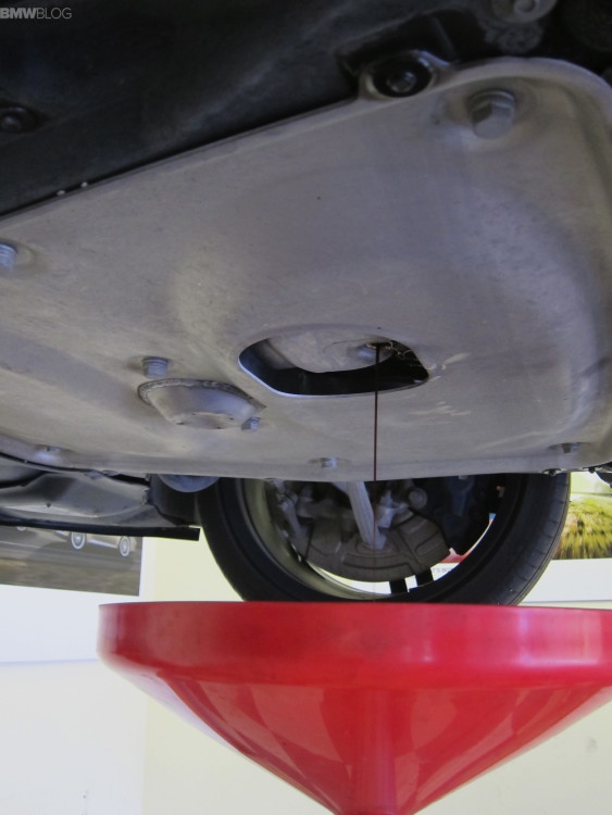 change-oil-bmw-m4-images-09