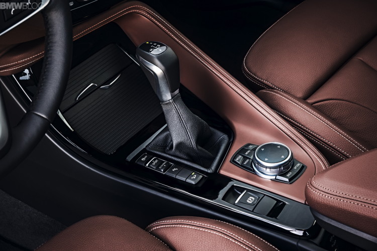 2016-BMW-X1-interior--1900x1200-images-09