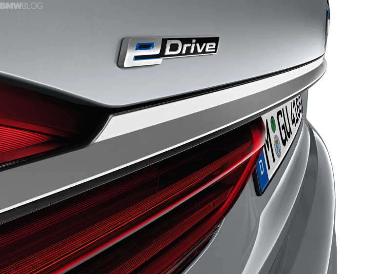 2016-bmw-740Le-1900x1200-images-04