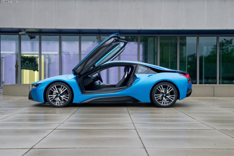 Former England footballer Michael Owen reviews the BMW i8