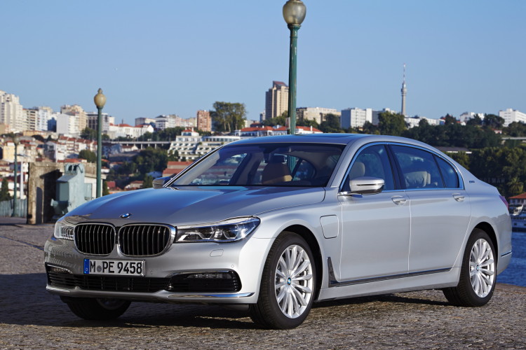 2016-bmw-740Le-images-1900x1200-01