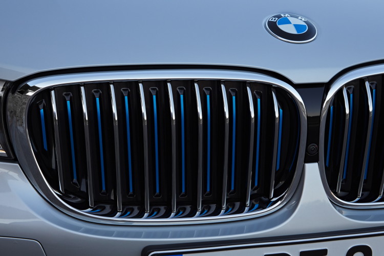 2016-bmw-740Le-images-1900x1200-19