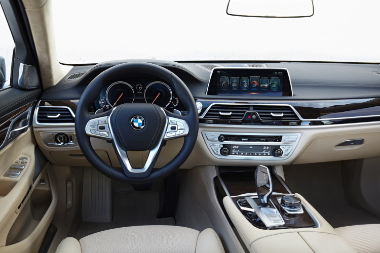 2016-bmw-750Li-images-1900x1200-107