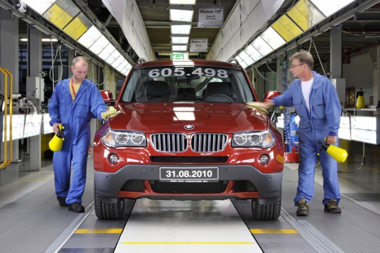 The last first generation BMW X3 rolls off the production line in Graz. (09/2010)