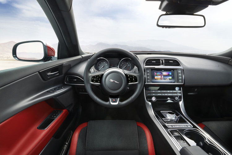 2016-jaguar-xe-01-1