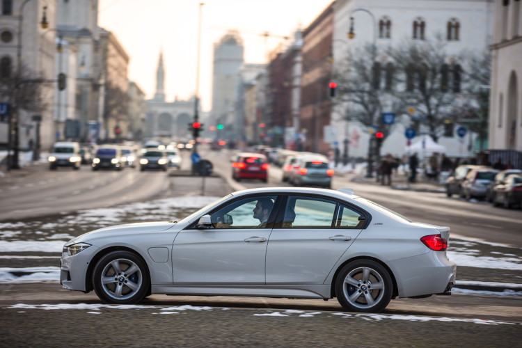 2016-BMW-330e-images-20