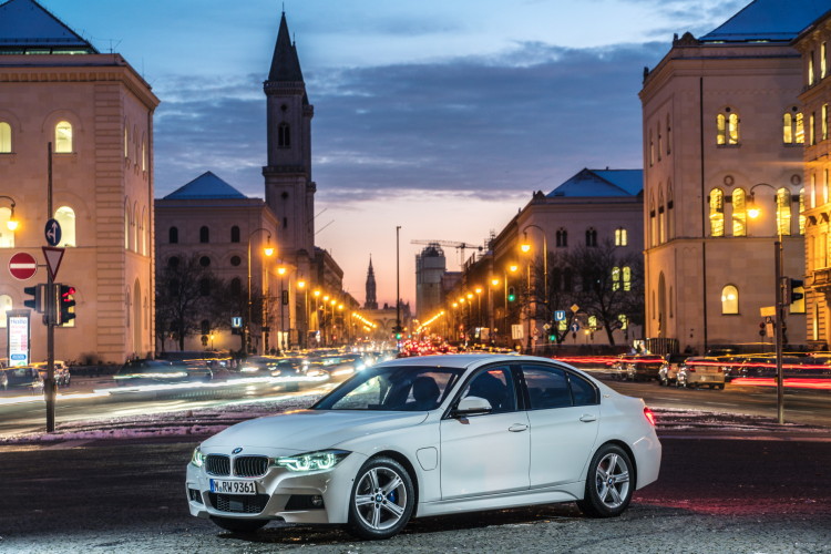 2016-BMW-330e-images-42