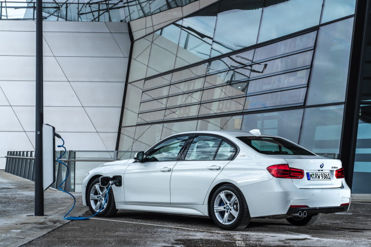 2016-BMW-330e-images-75