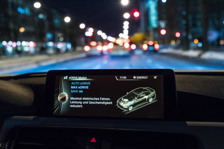 2016-BMW-330e-images-90