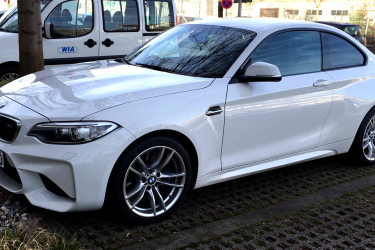 BMW M2 shows off its white clothes