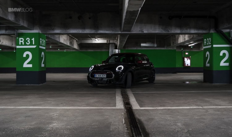2016-MINI-JCW-Hardtop-test-drive-32