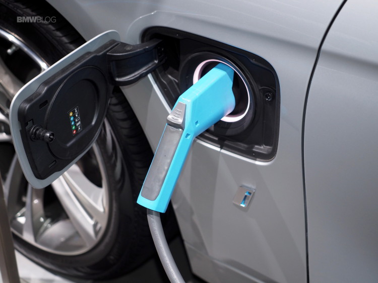 2016-BMW-330e-iPerformance-15