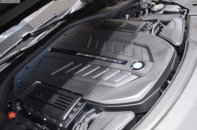 BMW-M760Li-G12-V12-xDrive-7er-2016-Frozen-Dark-Brown-Genf-Live-18