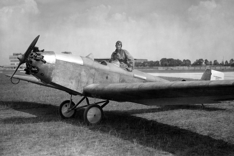 BMW Will Bring an Airplane at Techno Classica 2016