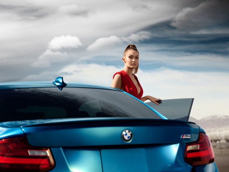 Gigi-Hadid-BMW-M2-7