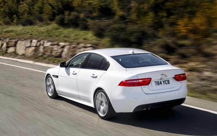 Jaguar_XE_R_Sport_cars_sedan_2015_1440x900(5)