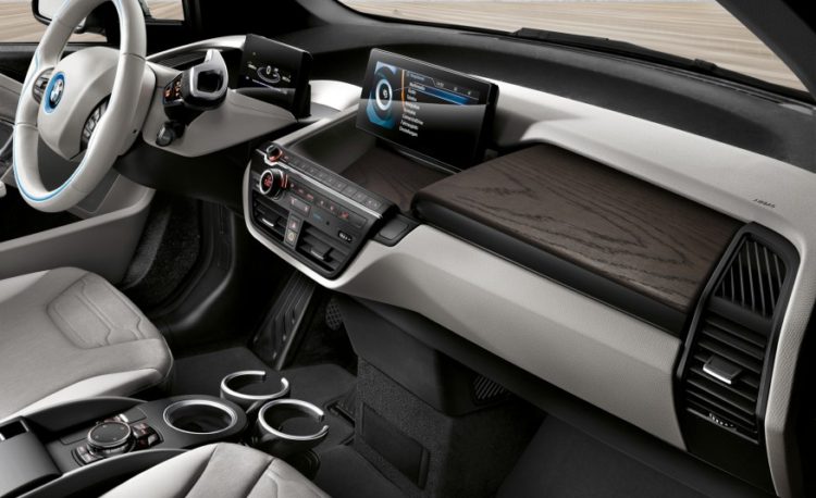 The Dark Oak wood trim is a new offering on the i3. It is available in the Giga or Tera World packages and customers get to choose if they prefer this, or the lighter Eucalyptus wood which was previously the only wood trim offered.