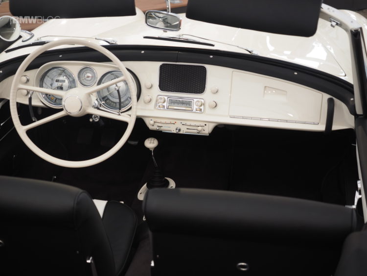 Elvis-Presley-BMW-507-launch-7