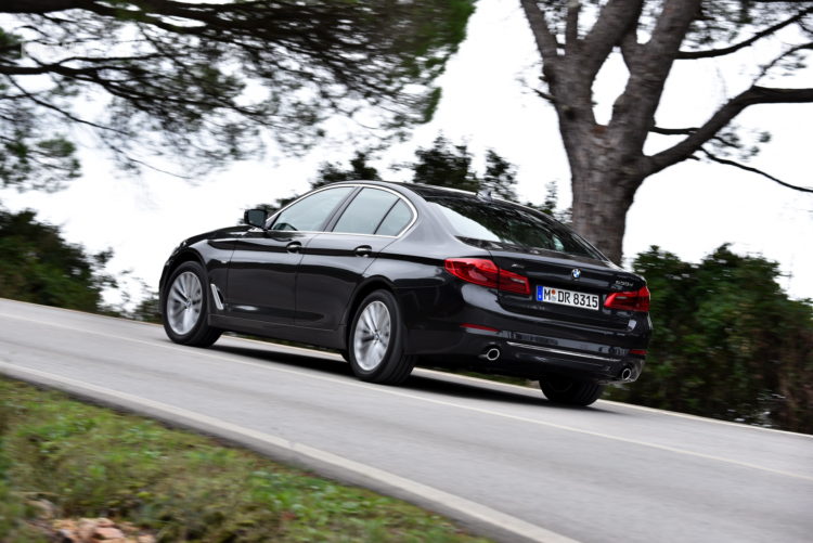 2017-BMW-530d-xDrive-32