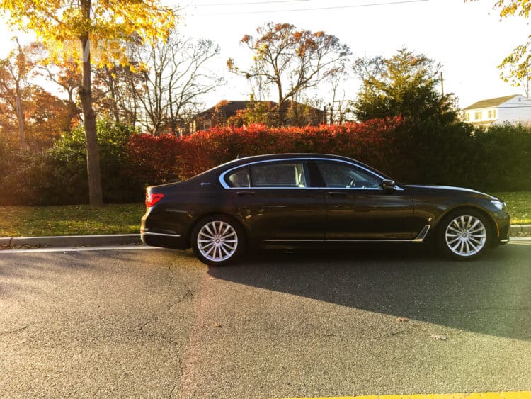 2017-BMW-740e-27