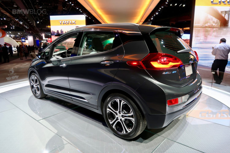 2017-Chevy-Bolt-06