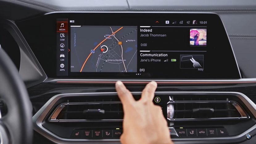 BMW Gesture Control - 1 Gesture Control accepting a call