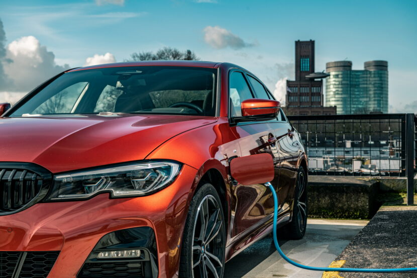 Video: Tips on how to use a public charger for your BMW PHEV