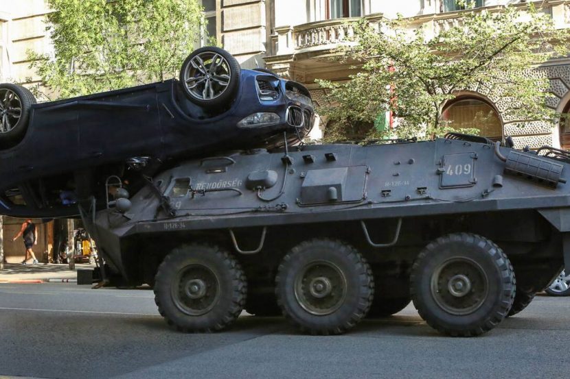 Video: BMW X3 does some amazing stunts in the Black Widow movie