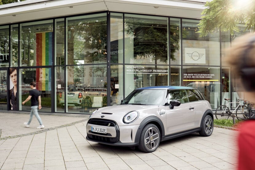 Video: Classic vs Electric vs JCW vs Race Car Mini Drag Race