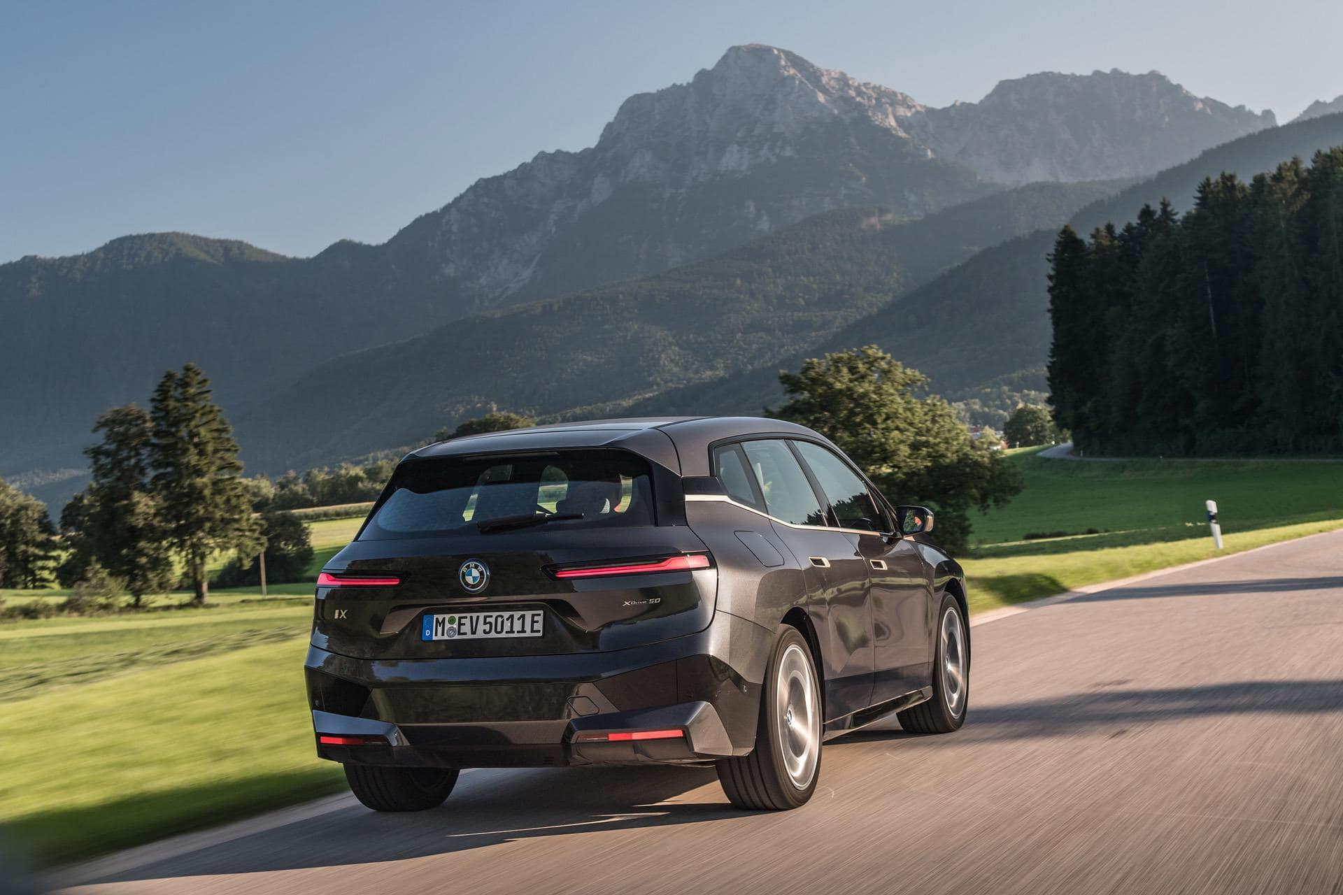 TEST DRIVE: 2022 BMW iX xDrive50 – The Bavarian Magic Carpet