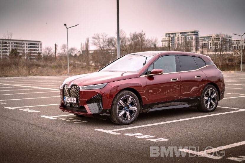 BMW iX xDrive40 Goes Flat Out On The Autobahn On A Rainy Day