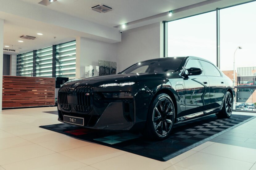 See How The BMW M760e xDrive Performs At Full Throttle: Video
