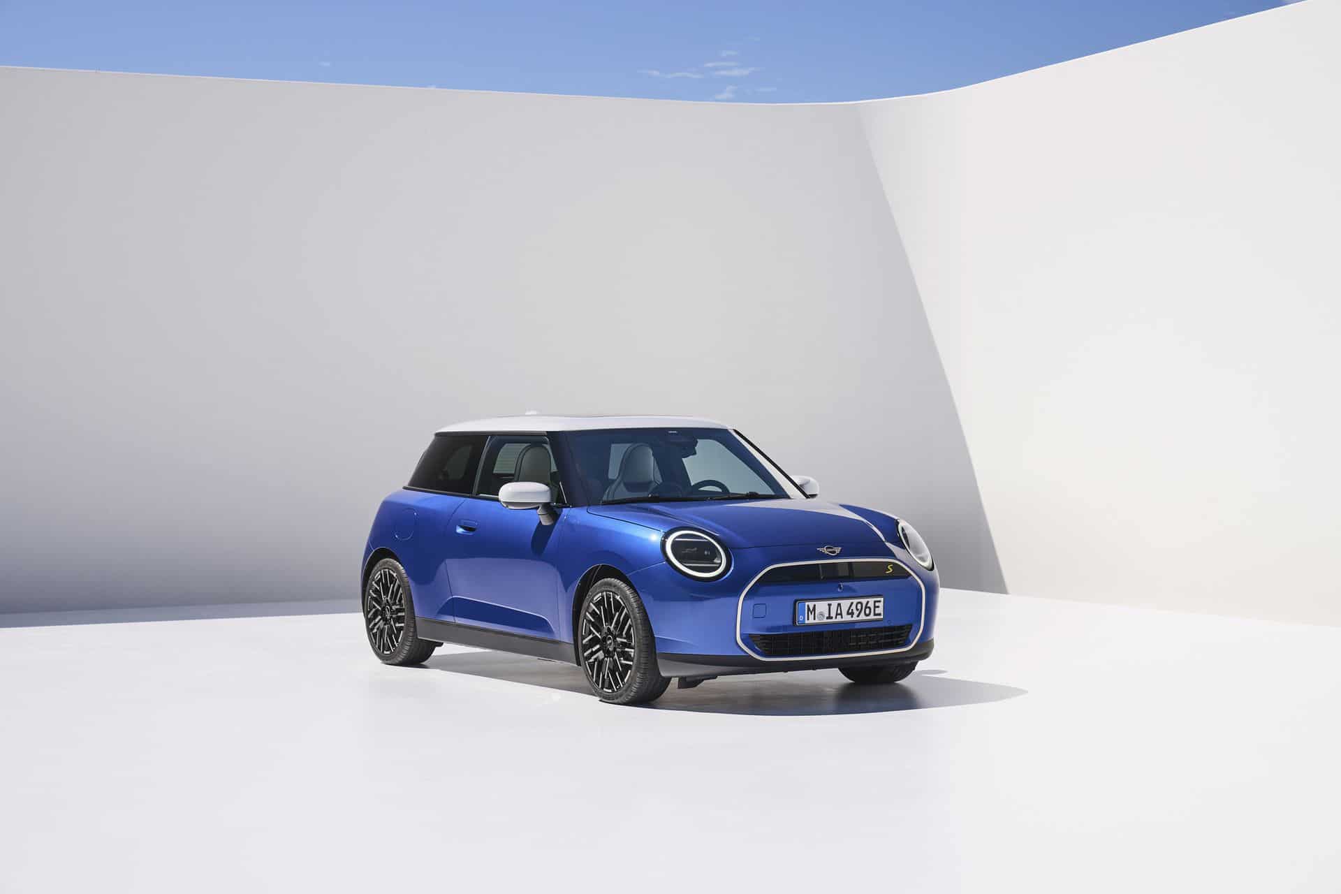 Three quarter view MINI Cooper Electric