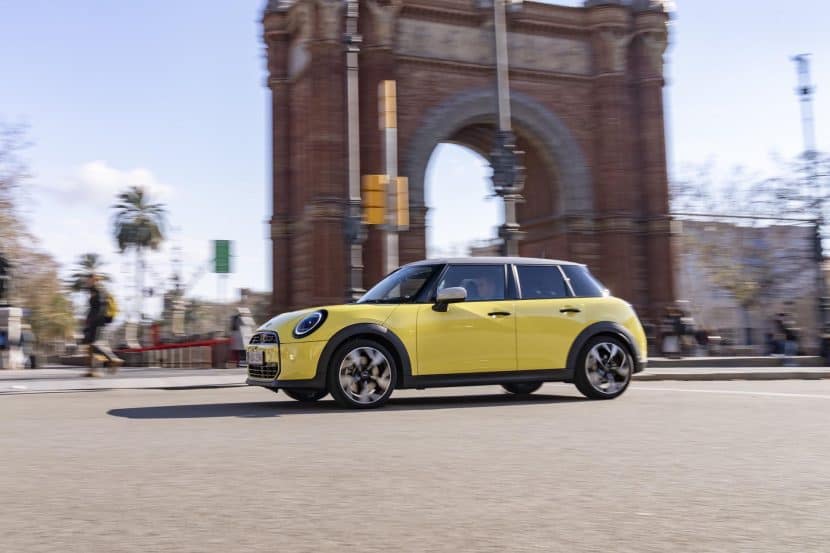 2025 MINI Cooper 5-Door Gets Two-Tone Look