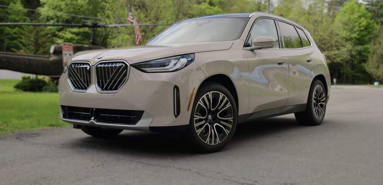 2025 BMW X3 front three-quarters