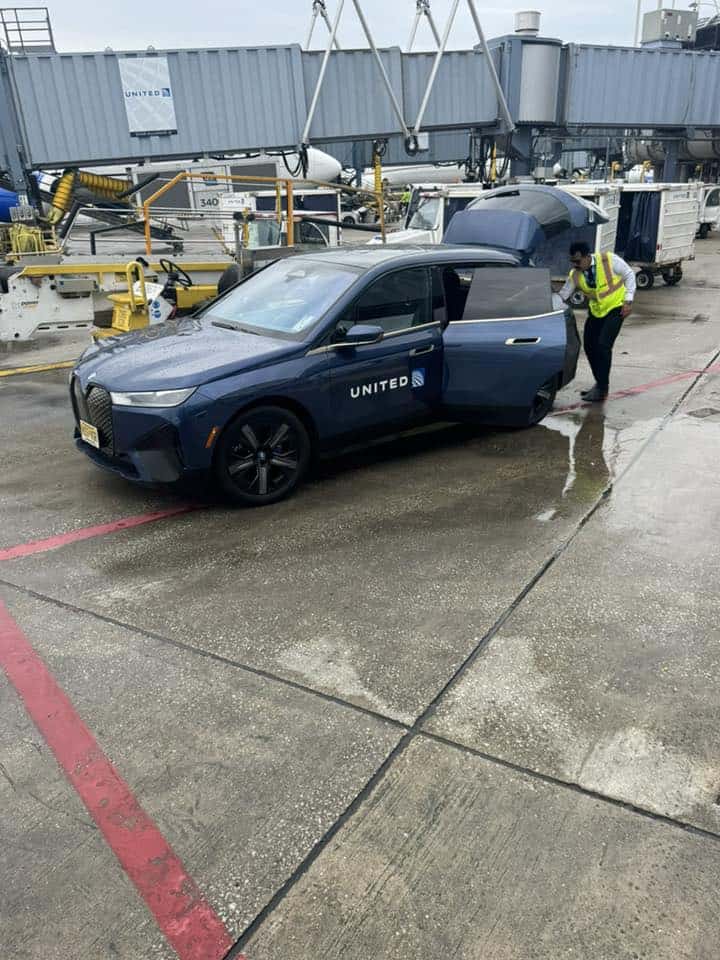 United Airlines using electric BMW i7 and iX vehicles for passenger tarmac transfers between connecting flights