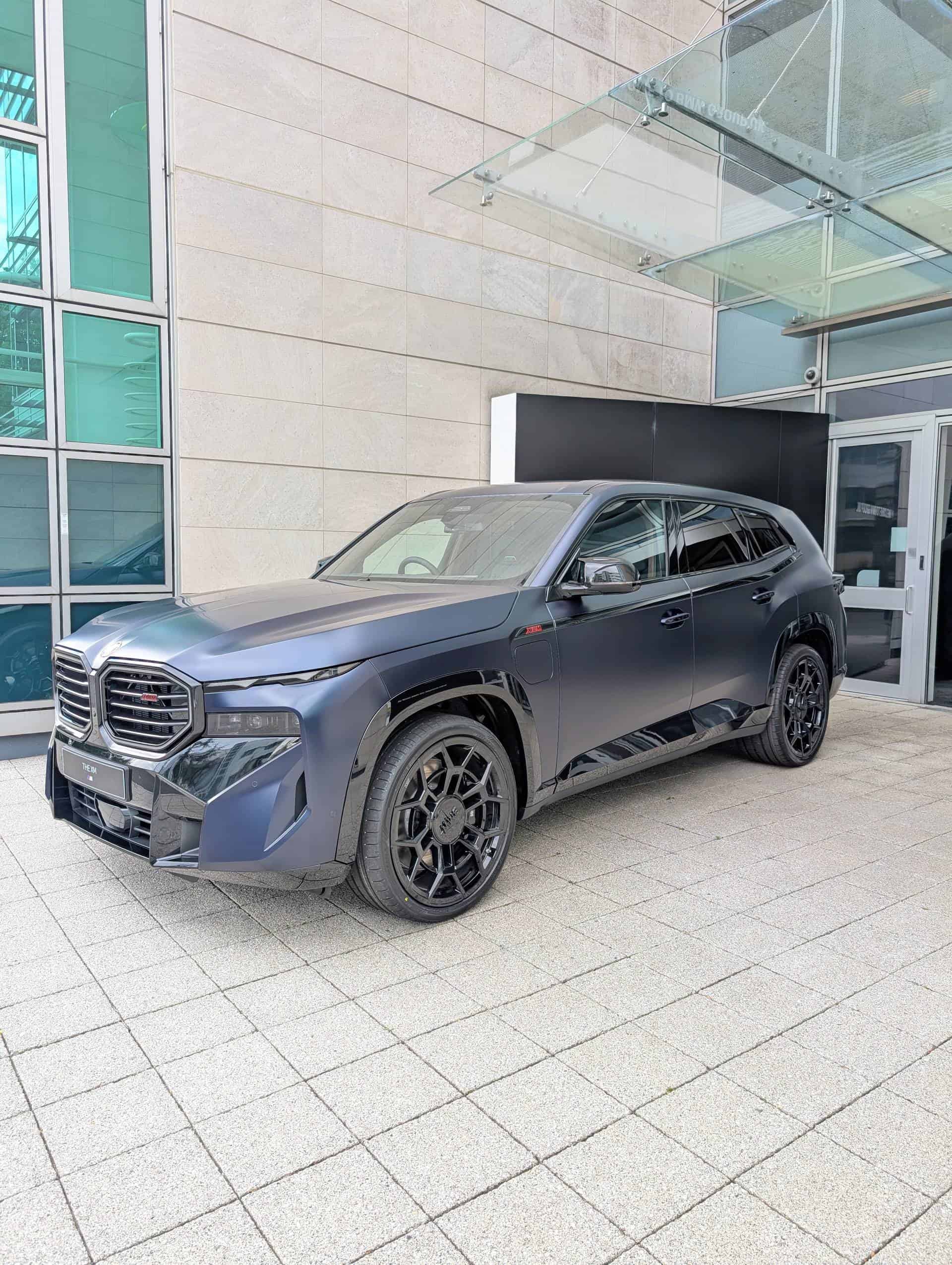 2026 BMW XM FROZEN TANZANITE BLUE 02