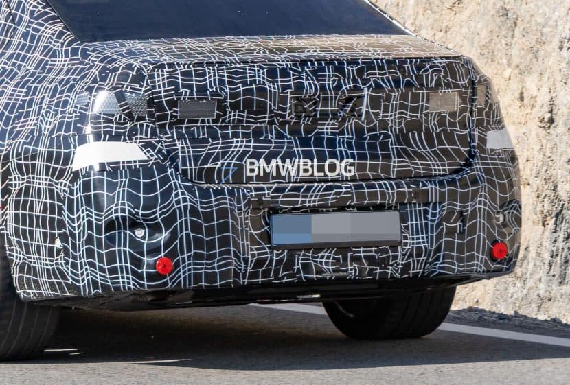 2027 BMW 7 SERIES FACELIFT SPY PHOTOS 02 2027 BMW 7 Series facelift prototype rear end with light bar