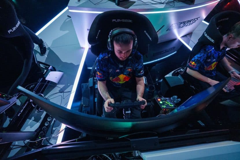 BMW M TEAM ESPORTS Playing Sim