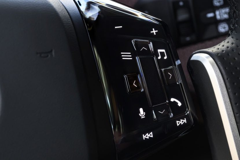 BMW IX3 SPACE SILVER steering buttons