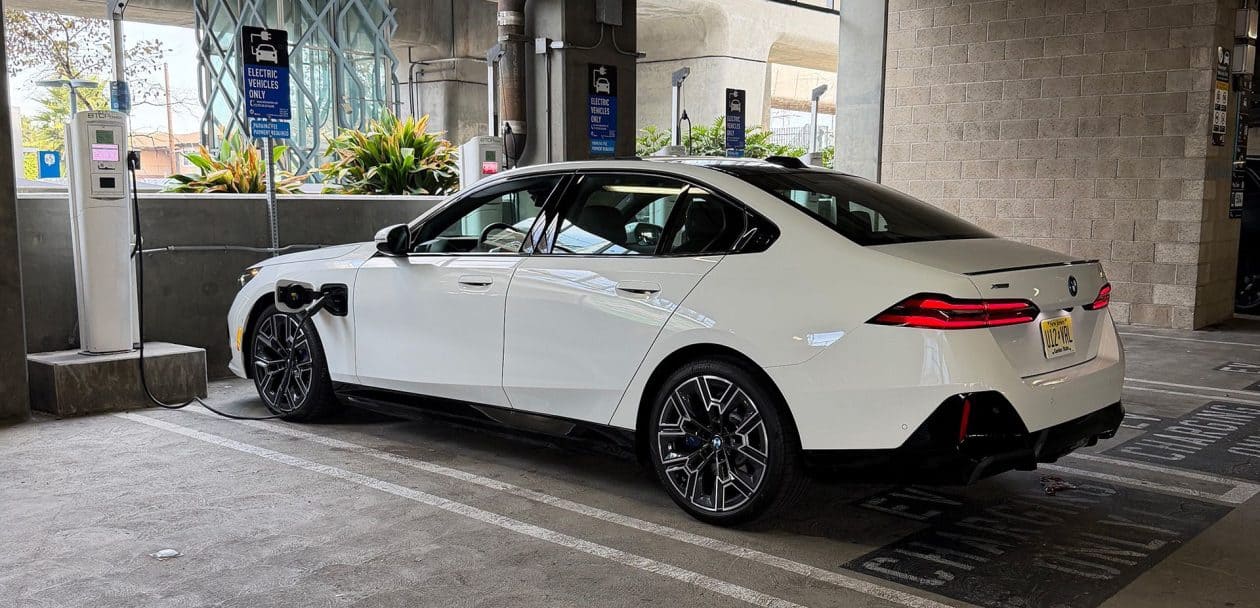 2025 BMW 550E REVIEW 02