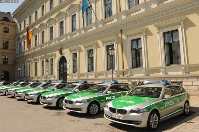 Uebergabe von zehn neuen BMW 5er Touring als Streifenwagen fuer die Bayerische Polizei
