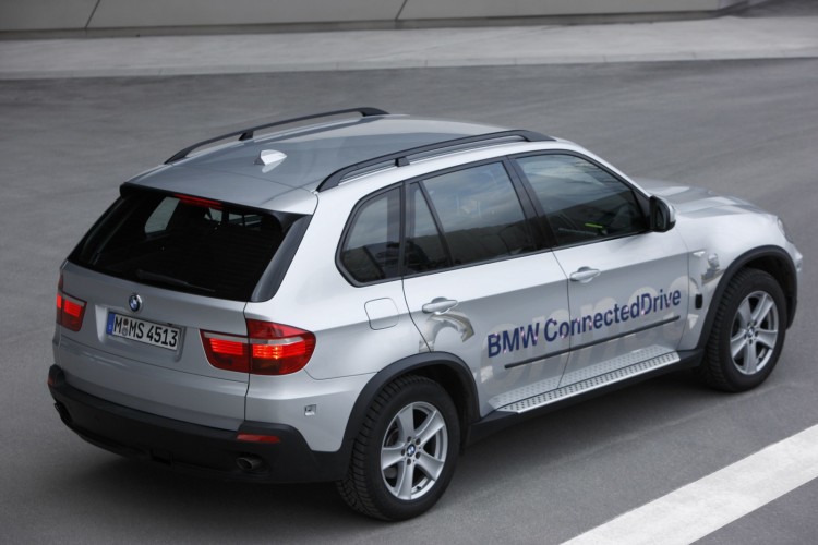 BMW develops a Narrow-Passage Assistant